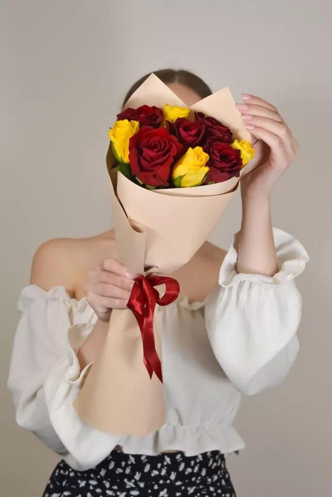 Роза 40см 9шт красные,жёлтые в оформлении под ленту