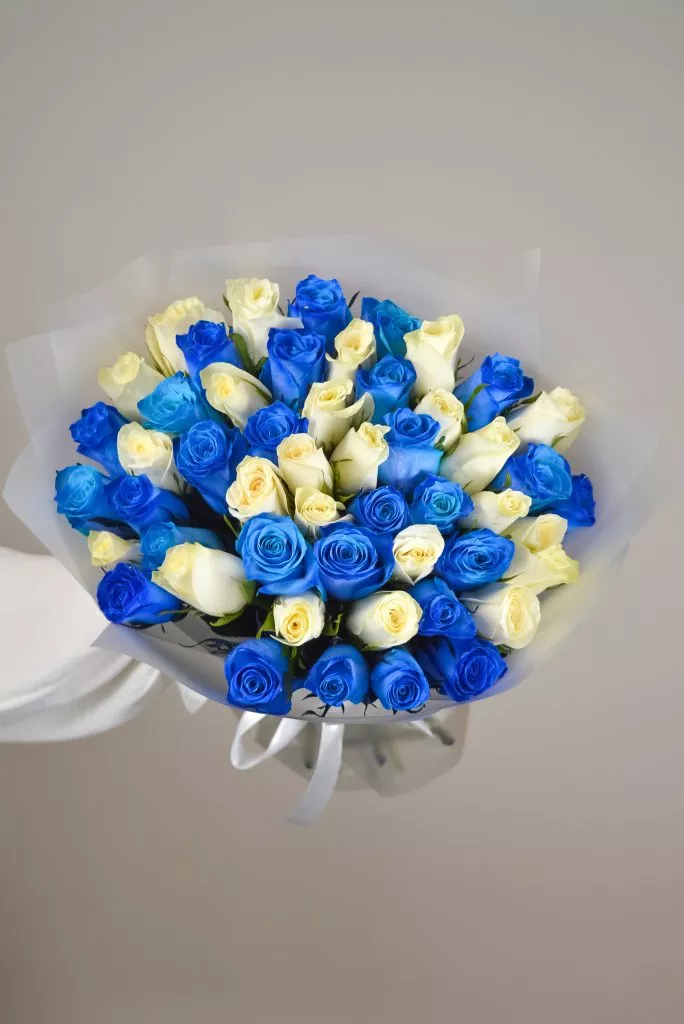 Роза 40 см 51шт бело-синие в оформлении под ленту
