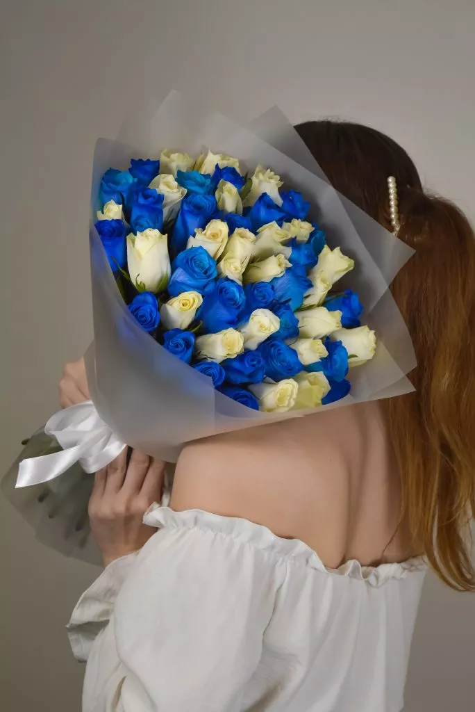 Роза 40 см 51шт бело-синие в оформлении под ленту