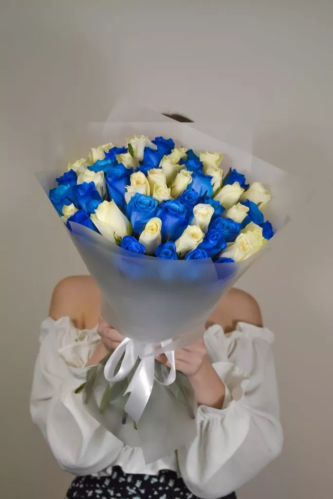 Роза 40 см 51шт бело-синие в оформлении под ленту