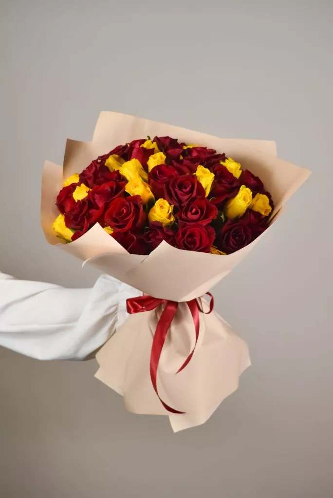 Роза 40 см 51шт красно-жёлтые в оформлении под ленту