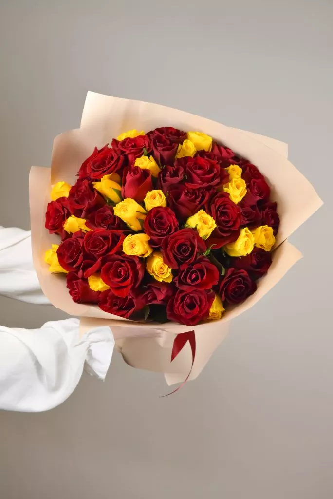 Роза 40 см 51шт красно-жёлтые в оформлении под ленту
