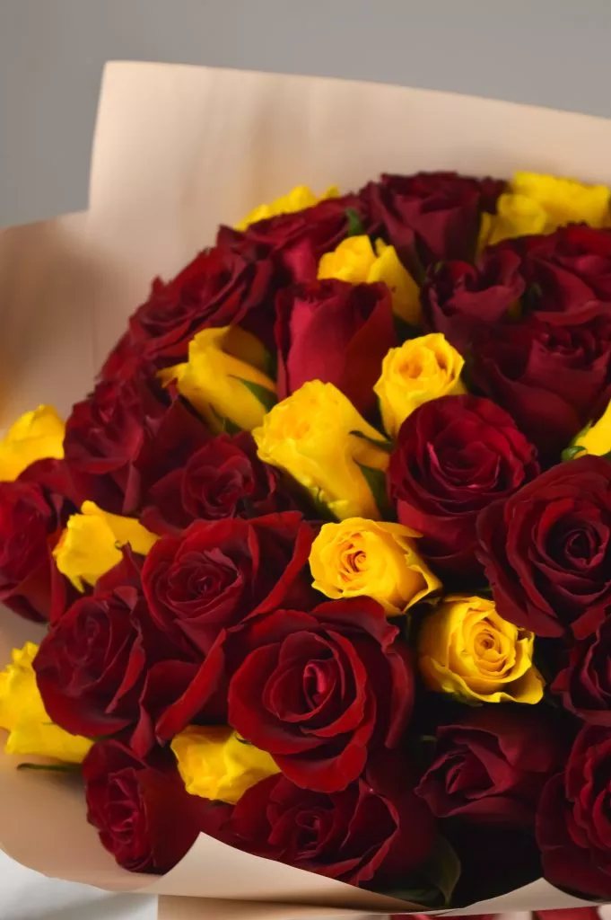 Роза 40 см 51шт красно-жёлтые в оформлении под ленту