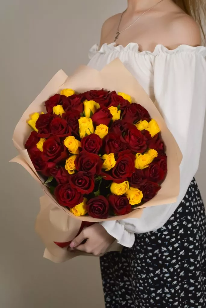 Роза 40 см 51шт красно-жёлтые в оформлении под ленту