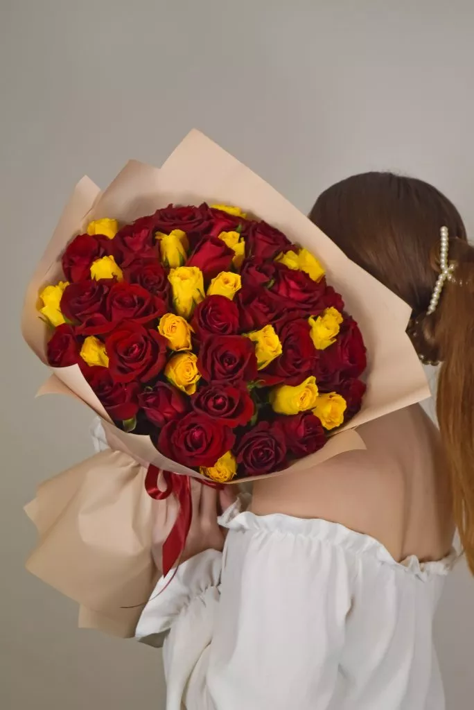 Роза 40 см 51шт красно-жёлтые в оформлении под ленту