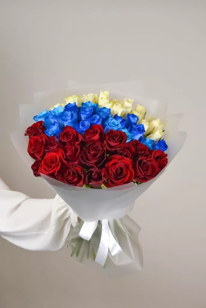 Роза 40 см 51шт красные,синие,белые в оформлении под ленту