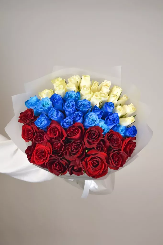 Роза 40 см 51шт красные,синие,белые в оформлении под ленту