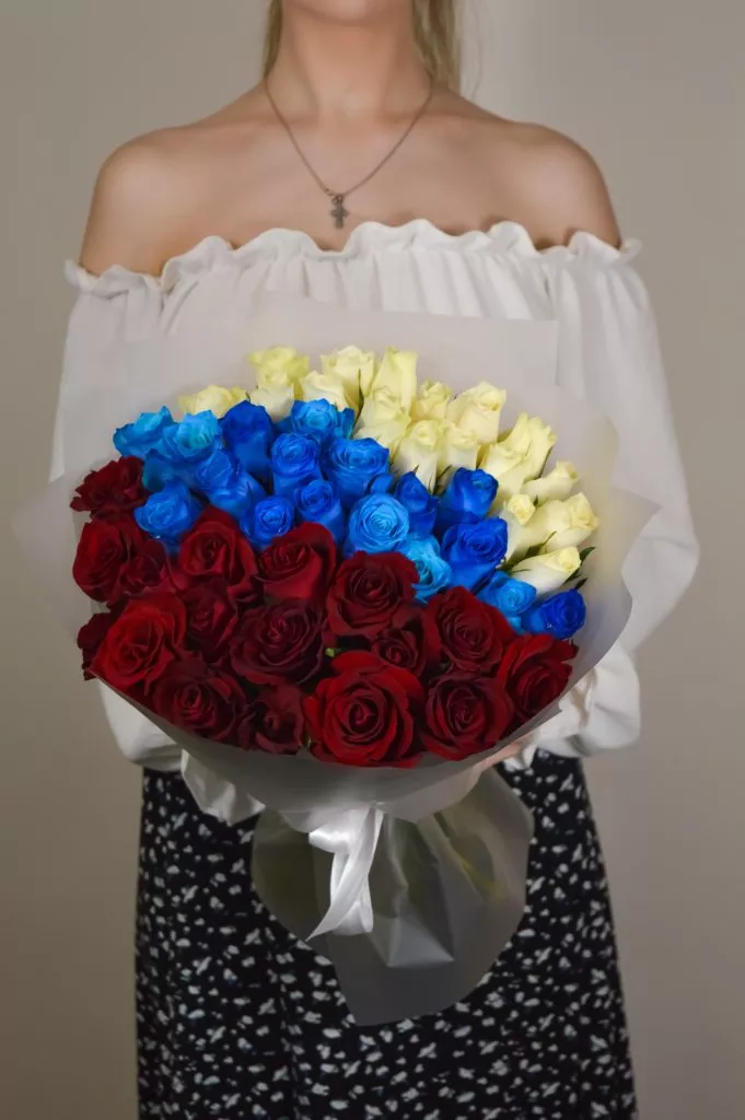 Роза 40 см 51шт красные,синие,белые в оформлении под ленту