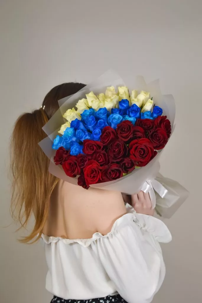 Роза 40 см 51шт красные,синие,белые в оформлении под ленту