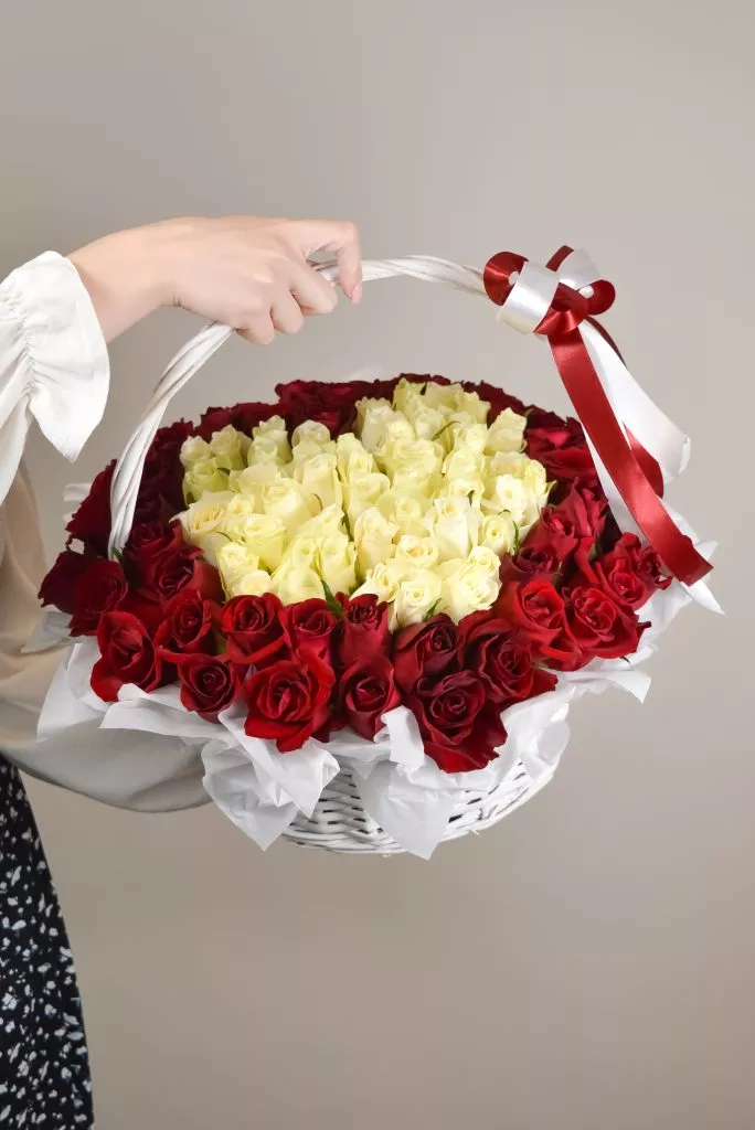 Корзина из роз 101шт 40см красно-белая в виде сердца.