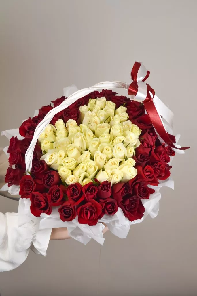 Корзина из роз 101шт 40см красно-белая в виде сердца.