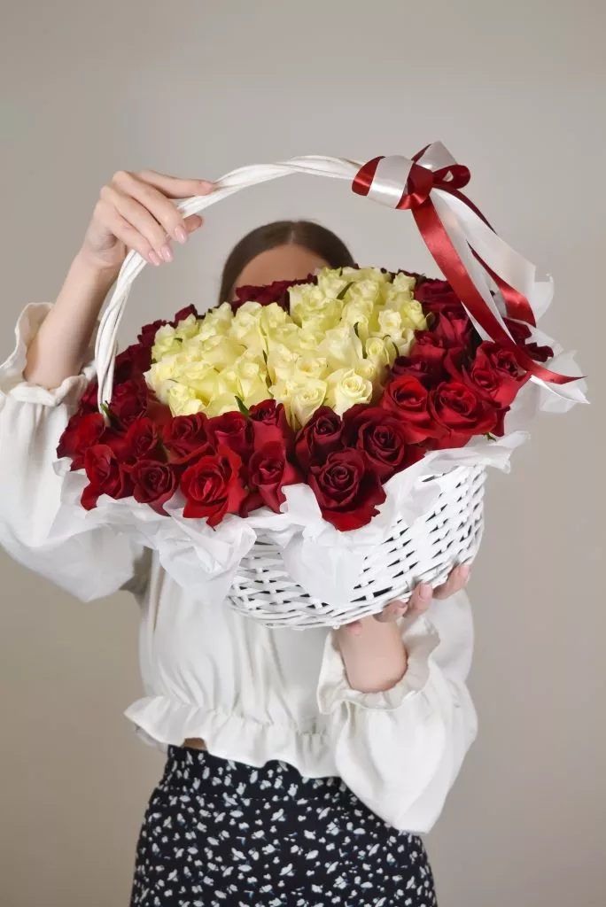 Корзина из роз 101шт 40см красно-белая в виде сердца.