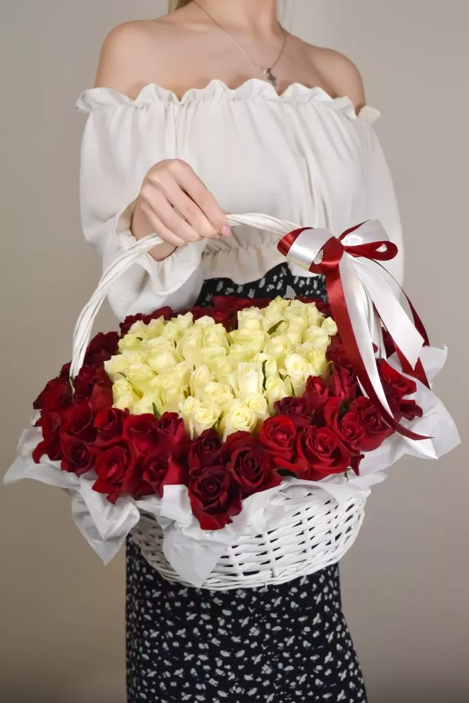 Корзина из роз 101шт 40см красно-белая в виде сердца.